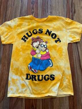 Arthur Hugs Not Drugs Yellow Tie-Dye Graphic T-Shirt Size M